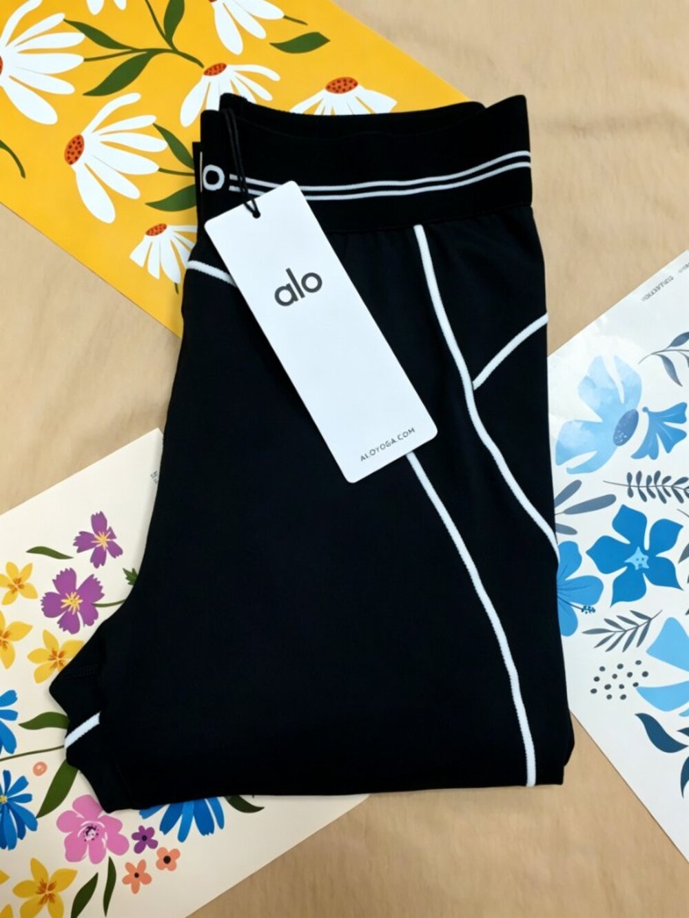 ALO Yoga NWT🧘🏻Airbrush High-Waist Heart Throb Black/White Legging🎭 - Picture 11 of 13